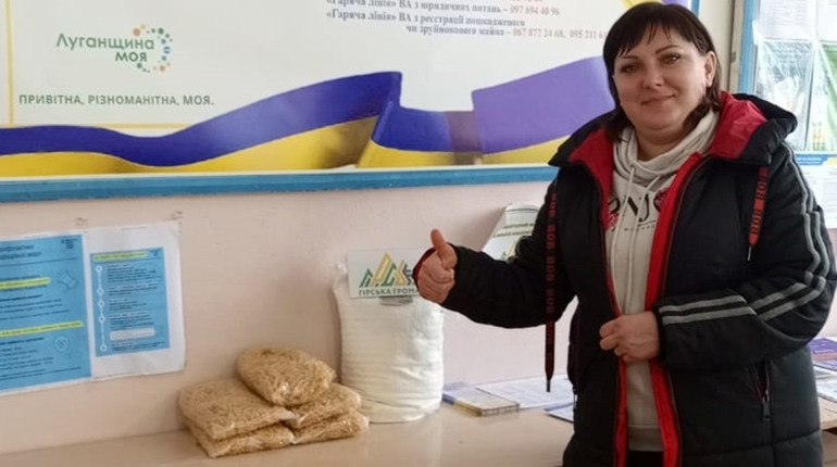Гуманітарний штаб Гірської громади видає продуктові набори переселенцям. Скільки отримали