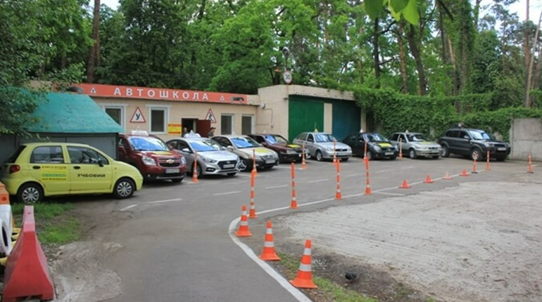 Автошкола Жайворонок: Надійний партнер на шляху до водійських навичок