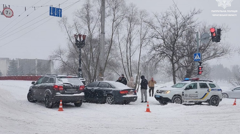 В Чернігові сталося ДТП. Пошкодженням автомобіля проблеми одного з учасників пригоди не закінчилися