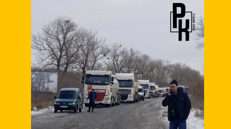 Траса стала: водії та пасажири стали заручниками розбитої дороги Гадяч - Зіньків та скарг на тендер