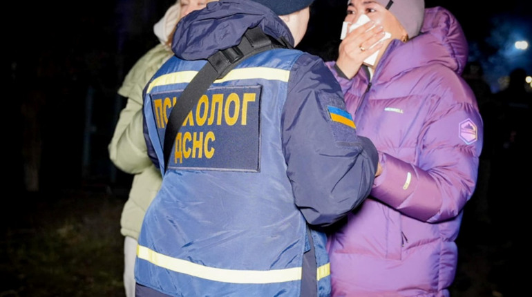 В Одеському районі під час атаки загинув чоловік. Постраждали будинки, пожежу гасили 53 рятувальника