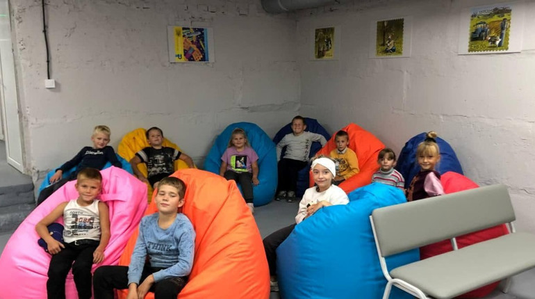 На Київщині в гімназії облаштували укриття за донати від продажу марки «ПТН ПНХ»: що відомо