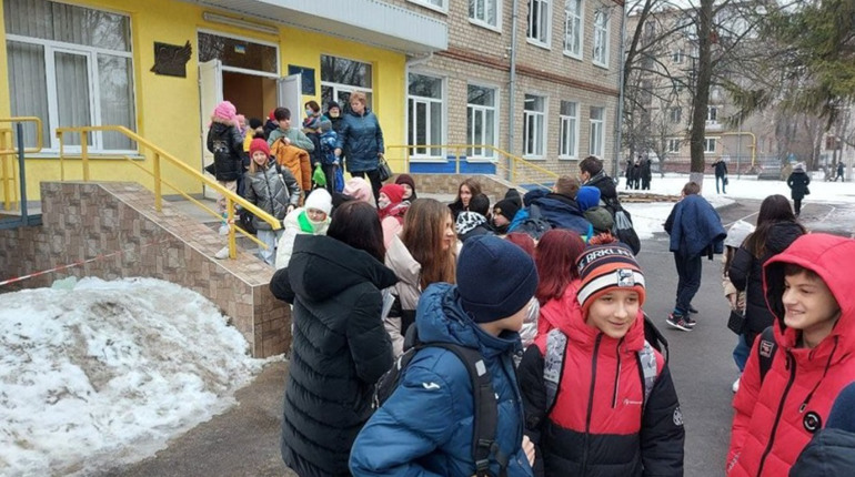 Учні кількох шкіл Лозівського району 1 вересня сядуть за парти. За яких умов буде офлайн-навчання