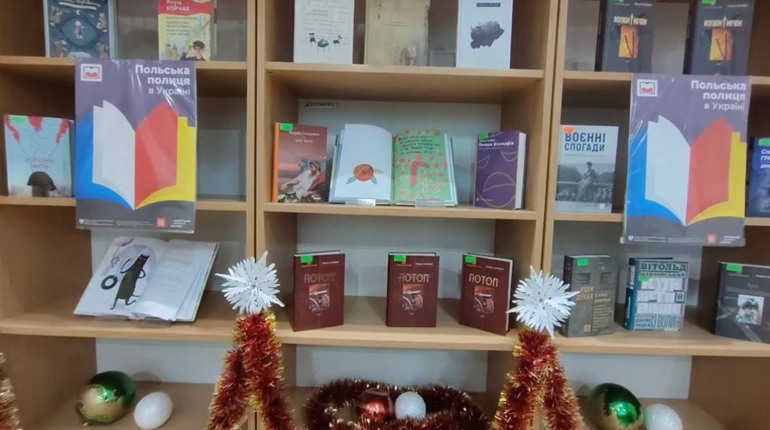 Южненська бібліотека поповнила свої полиці книгами іноземних авторів (ФОТО)