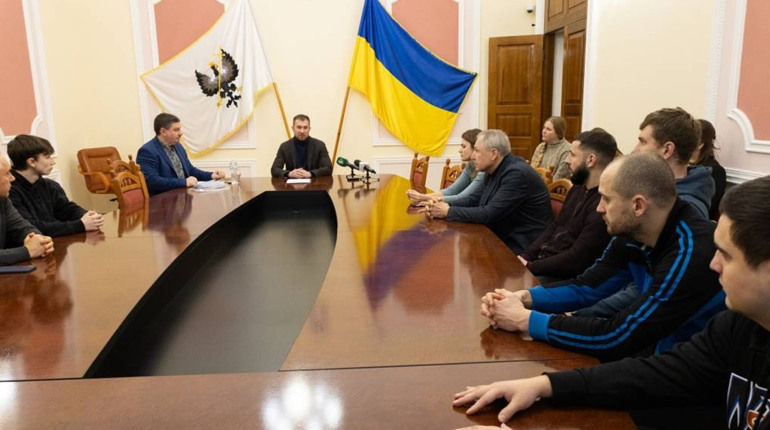 Чернігівським спортсменам та тренерам вручили грошові нагороди від міста. Кого відзначили