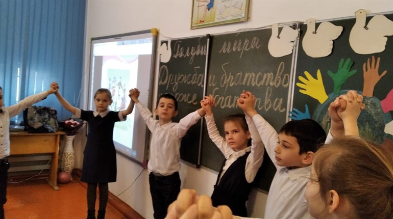 "Промивають мізки" школярам. На Луганщині "ідеологічну освіту" РФ почала впроваджувати ще 2017 року