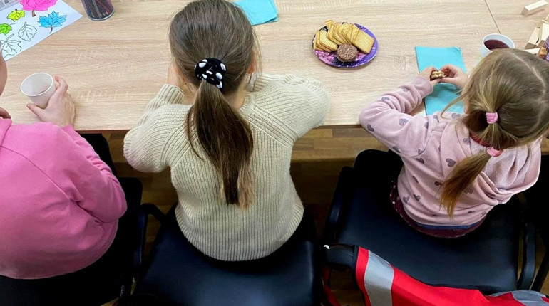 Аплікації та нові друзі: як волонтери Червоного Хреста проводять заняття для дітей у Нікополі