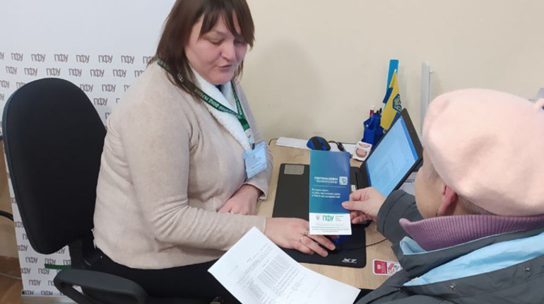 Консультації з пенсійних питань. Де у найближчі дні працівники ПФУ прийматимуть ВПО з Луганщини