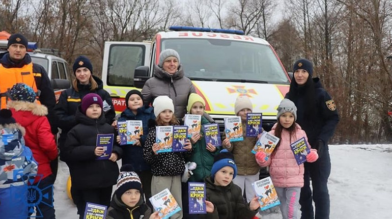 Рятувальники Чернігівщини провели для дітей лекцію про безпеку на льоді. Що показували