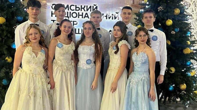 “Все як в новорічній казці”. Молодь Тростянця кружляла у вальсі на балу у Сумах