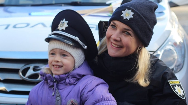 Різдво з поліцейськими. 23 грудня дітей-переселенців з Луганщини запрошують на святковий захід