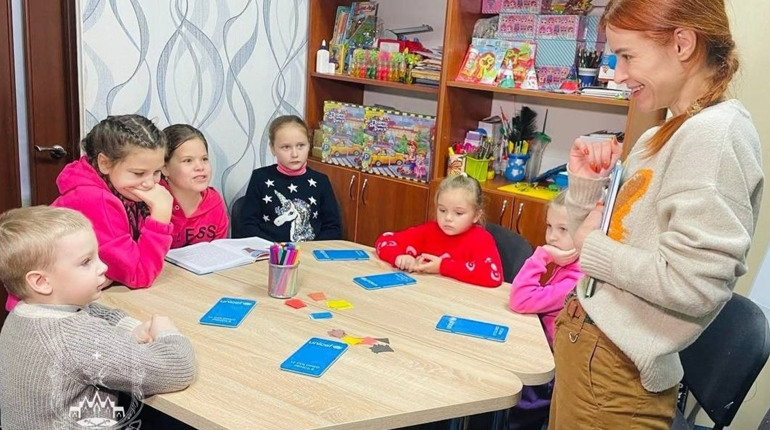 "Котики - патріотики": дітям з Покровська письменниця презентувала книжку про війну