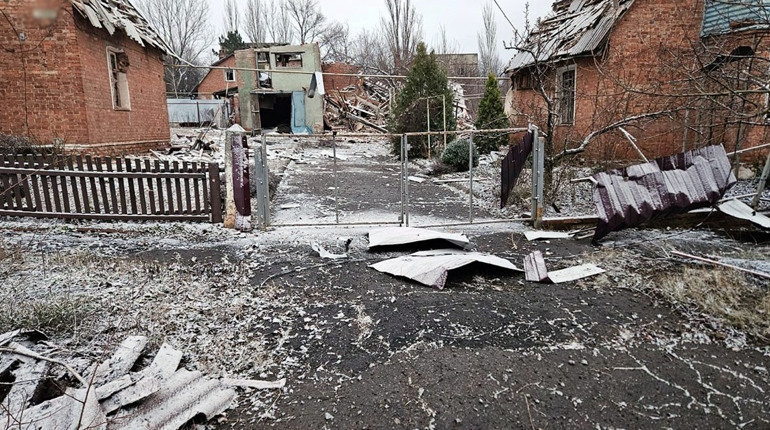 Дві людини поранено та 25 будинків зруйновано під час ворожого обстрілу Торецької громади