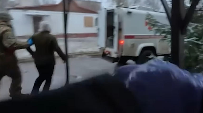 Рятувальники надали допомогу у селищі Нью-Йорк 2 пораненим внаслідок авіаційного удару людям. Відео