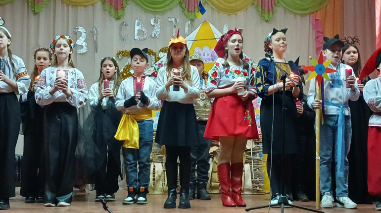 Ставили казки та збирали гроші на ЗСУ: різдвяна історія п’ятикласників п’ятої гімназії Первомайська