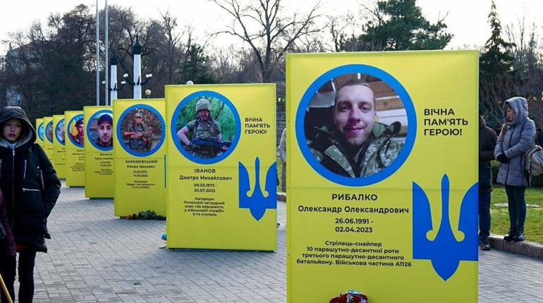 На Алеї Героїв Запоріжжя встановили нові призми з портретами загиблих воїнів ЗСУ