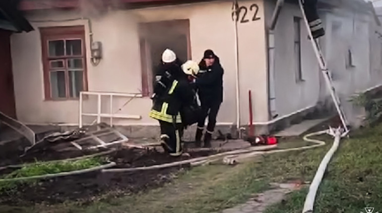 У Старокостянтинові надзвичайники врятували 65-річного чоловіка