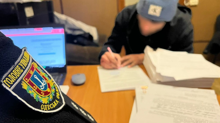 Вирвав з рук гроші: в Одесі злодій пограбував мешканку Херсонщини біля банкомату, його затримали