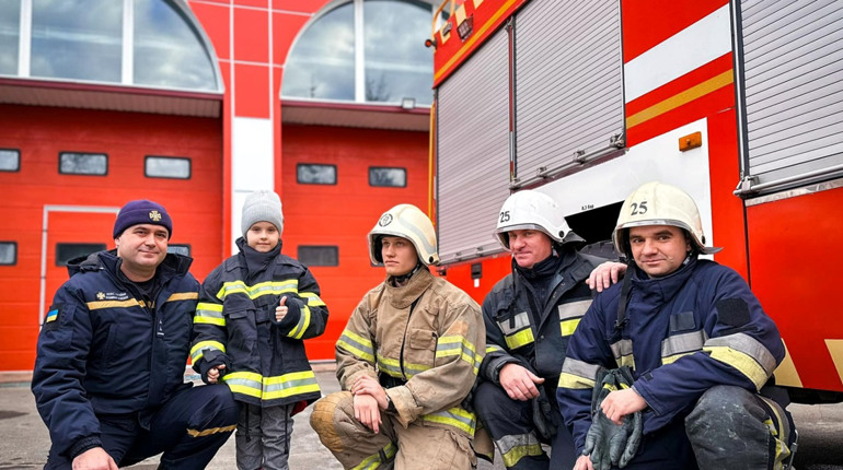 На Одещині рятувальники здійснили мрію 5-річної дівчинки, яка хоче стати пожежником