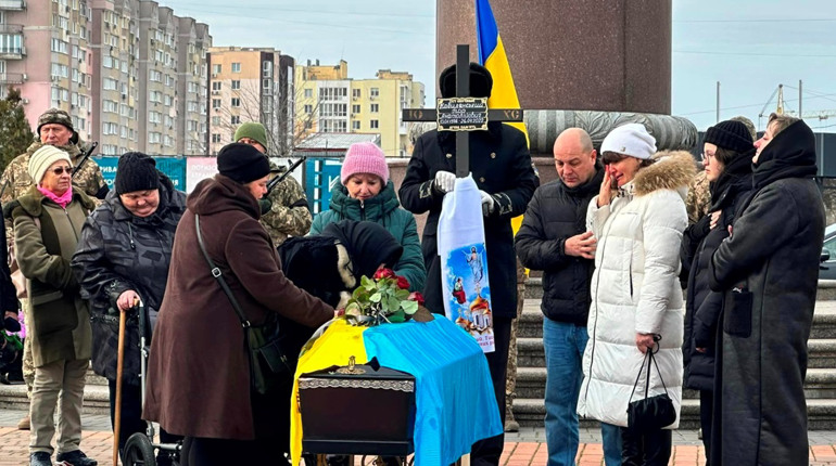 Южненська громада провела в останню путь загиблого воїна Ігора Кобилянського (ФОТО)
