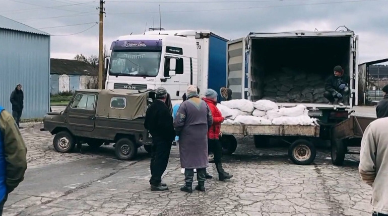 Малозабезпеченим жителям Лозової надали понад 900 кубів деревини