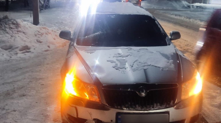 У Шостці автівка збила жінку: вона у важкому стані
