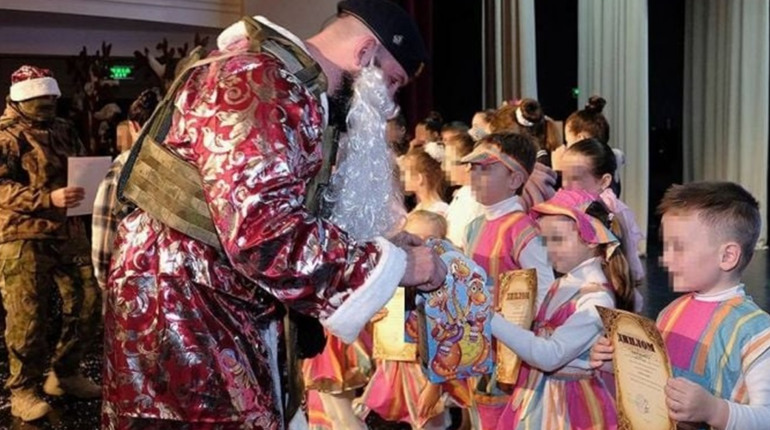 Привітати дітей з Новим Роком у Мелітополі прийшли "Діди Морози" з автоматами