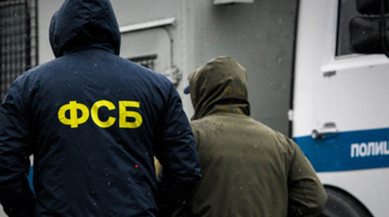 "Полювання на відьом". На Луганщині окупанти затримали двох осіб, які "шпигували" на Україну