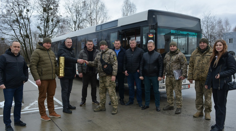 БО "На благо України" зі Звягеля, передала нашим захисникам пасажирський автобус та медикаменти