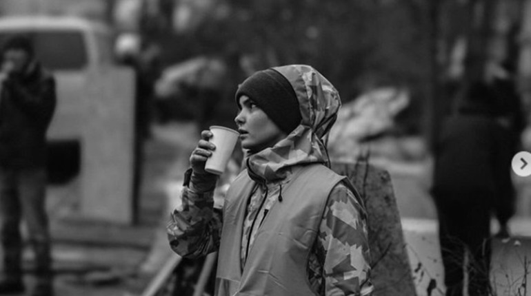 Як Волонтерка з Волновахи допомагає мешканцям знищеного росіянами будинку у Києві