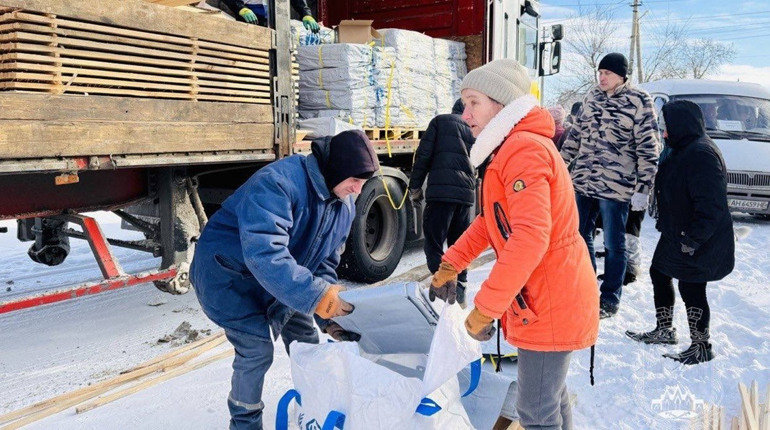 Благодійники привезли постраждалим від обстрілів мешканцям Покровська будівельні матеріали
