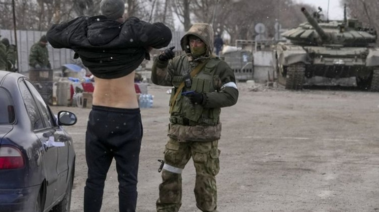 В одному з міст Луганщини росіяни провели додаткову фільтрацію. Під яким приводом "шмонали" людей