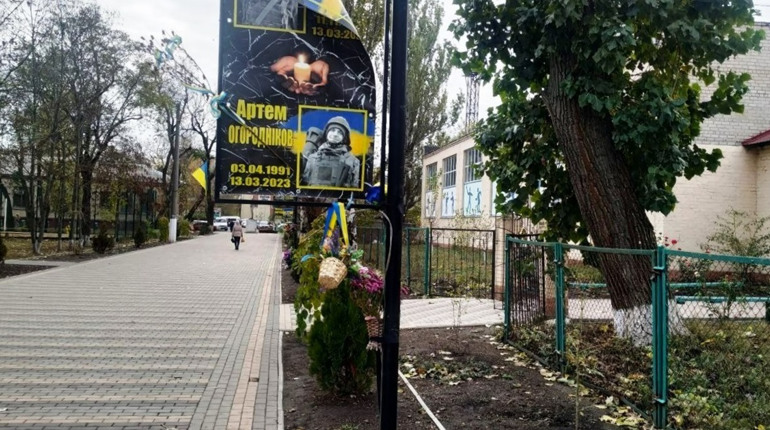 Знайшли молодиків, які вкрали квіти та пошкодили банери на Алеї Слави у Роздільній: що їм за це буде