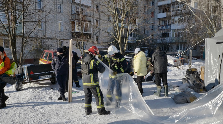 У -15° мешканці багатоквартирного будинку, біля якого влучила ворожа ракета, залишились без вікон