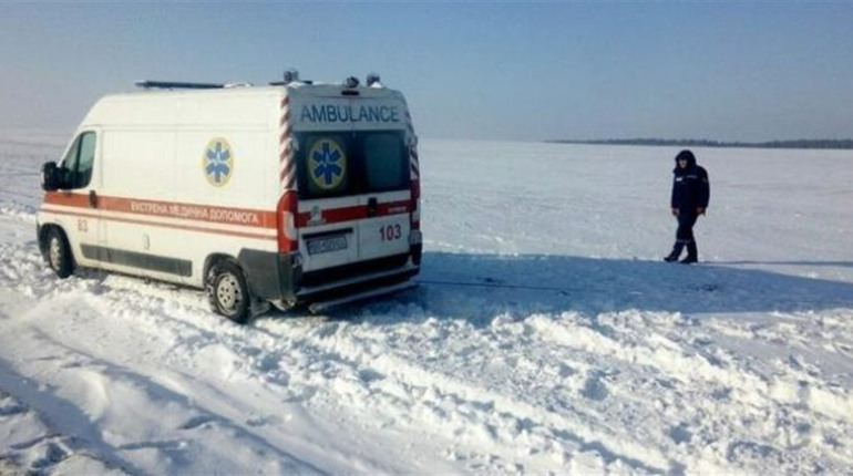На Одещині карету швидкої тягнули до породіллі тракторами: бригада застрягла у кучугурах снігу