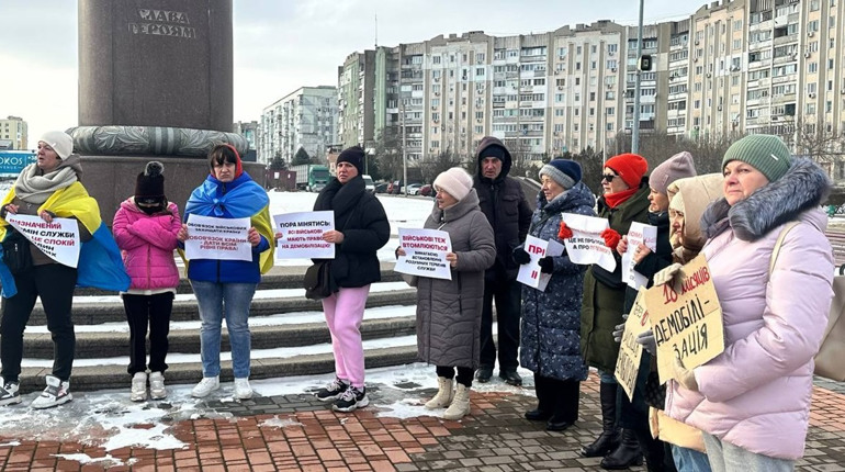 Жителі Южного вийшли на мітинг за демобілізацію військових (ФОТО)