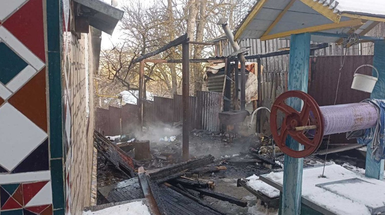 Гаряча п’ятниця. Через необережне поводження з вогнем у Старій Пісочній сталася пожежа