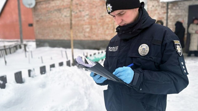 На Чернігівщині знайшли сім'ю з трьох чоловік мертвими. Що сталося