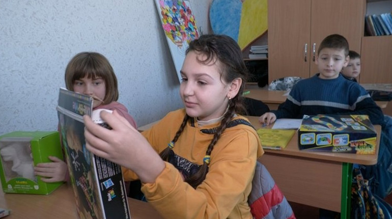 Вісім тисяч кілометрів з Чикаго. Американець надіслав іграшки дітям Запорізької області