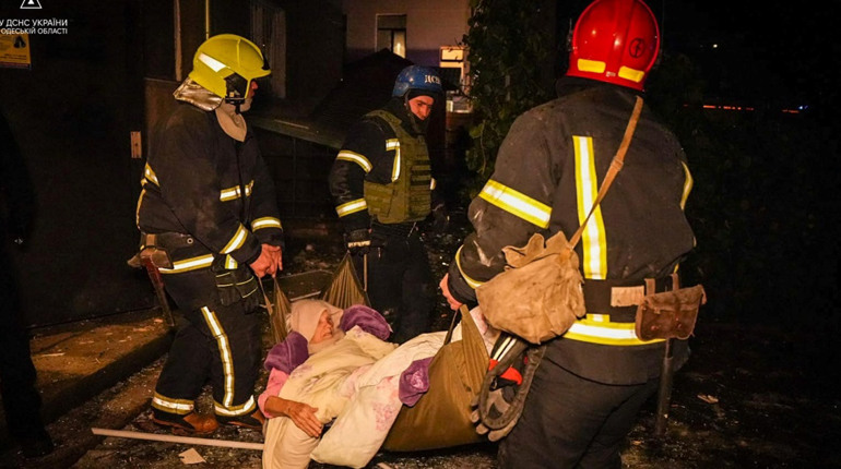 Приморський район Одеси під ударом ворожих дронів: постраждали багатоквартирні будинки, є поранені
