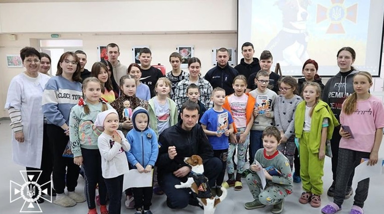 В одному з медичних закладів Чернігова рятувальники ДСНС провели навчання для дітей з псом Патроном