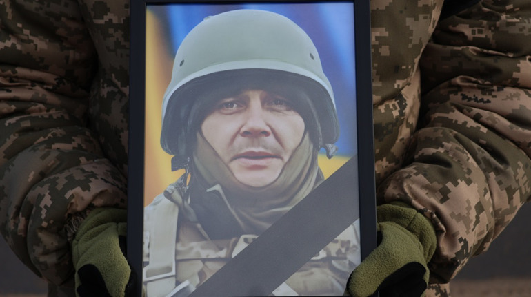 Він вважався зниклим безвісти: Южноукраїнська громада попрощалася з загиблим воїном Олексієм Артюхом