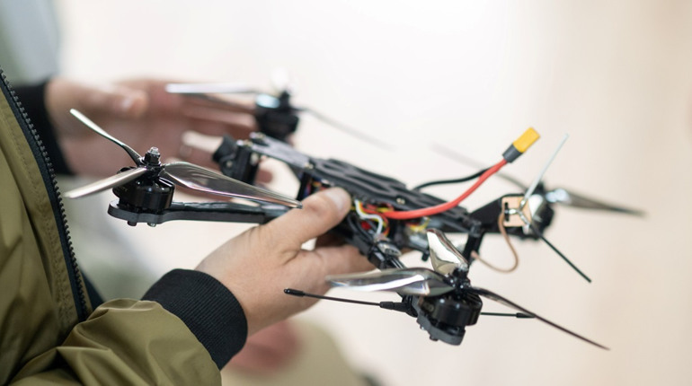 Рукастих та головастих закликають робити FPV-дрони вдома
