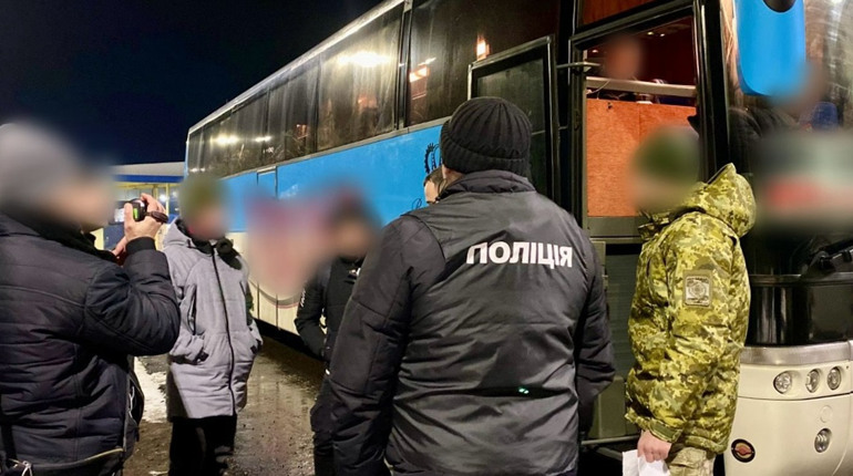 Водій рейсу Одеса-Кишинів вивозив чоловіків до Молдови у спальному відсіку автобуса