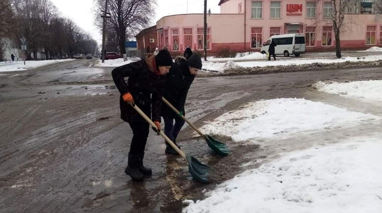 Мешканці Краснограда скаржаться на снігову «кашу» на дорогах. Що кажуть комунальники