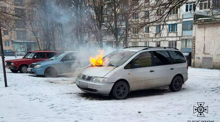 У Жовтих Водах у дворі багатоповерхівки горіла автівка (фото)