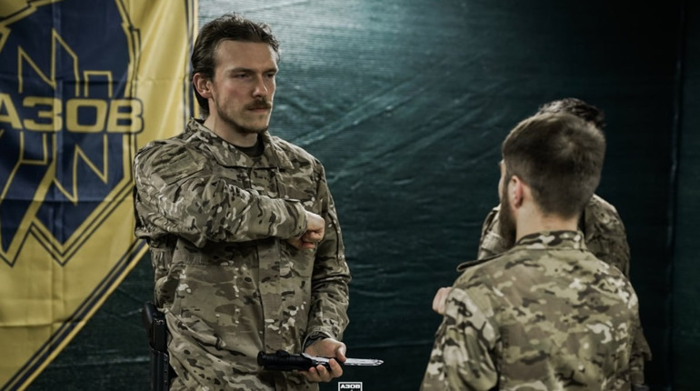 Бійців "Азову" нагородили іменними ножами. Азовці показали свій стабпункт у Серебрянському лісництві