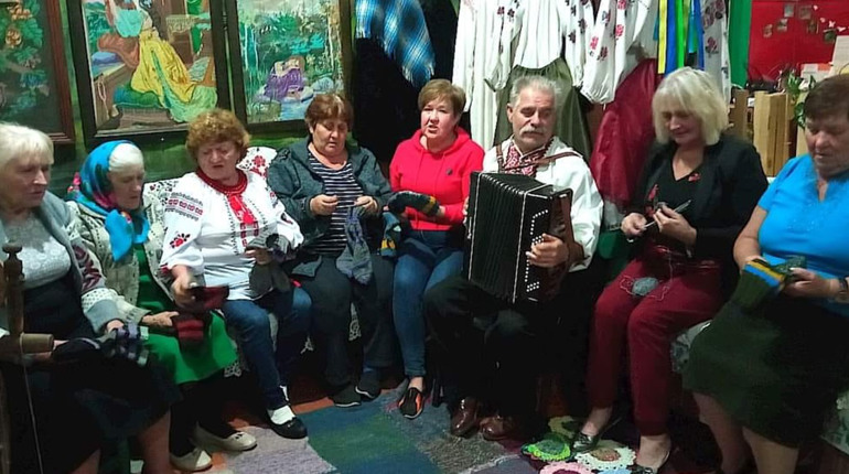 У селі Івот співаючи плетуть шкарпетки для ЗСУ