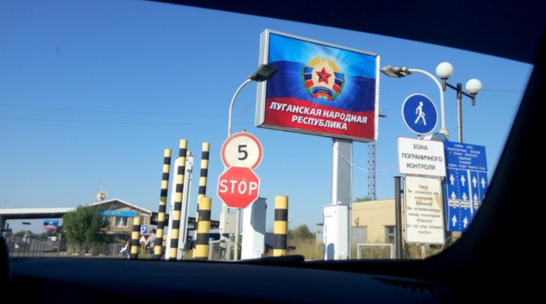 На Луганщині окупанти продовжують грабувати оселі. Пожитки українців вивозять машинами
