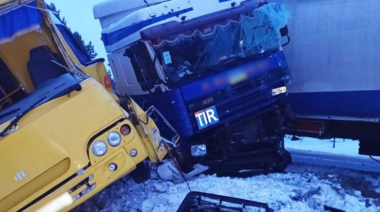На Чернігівщині шкільний автобус зіштовхнувся з вантажівкою. Є постраждалі